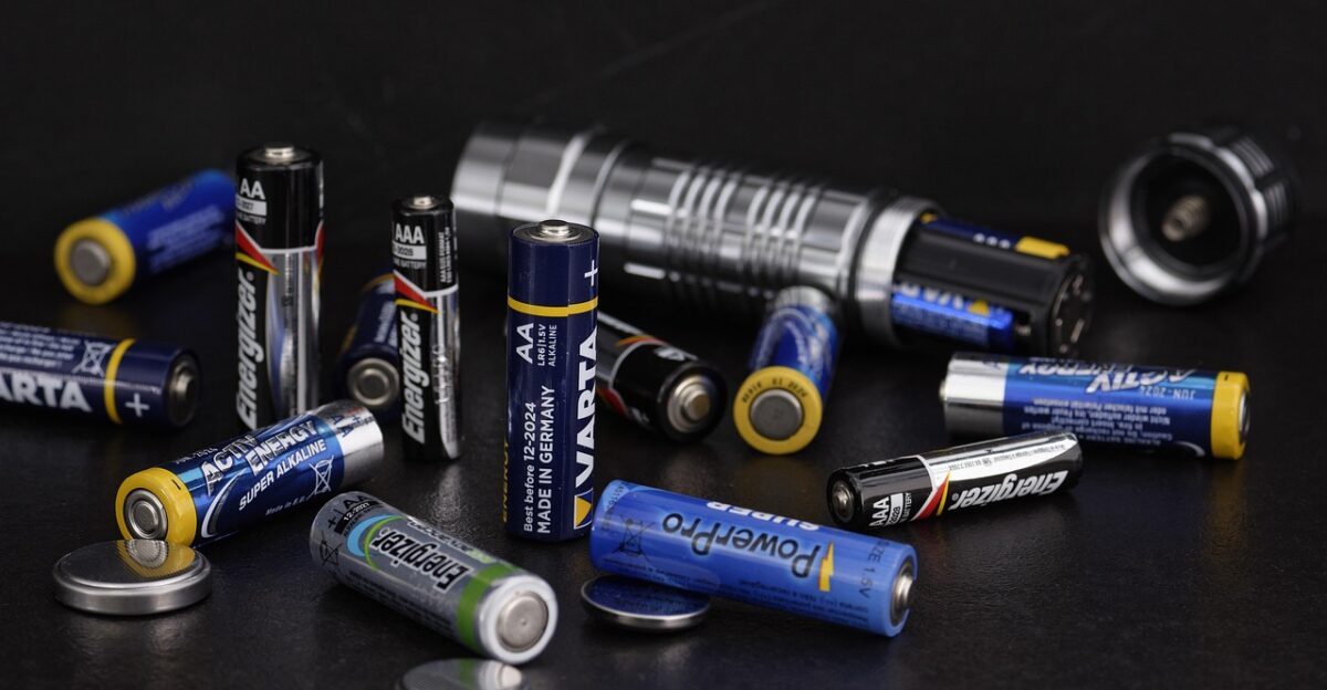 battery energy electricity battery pack flashlight alkaline lamp technology voltage storage battery battery battery battery battery flashlight