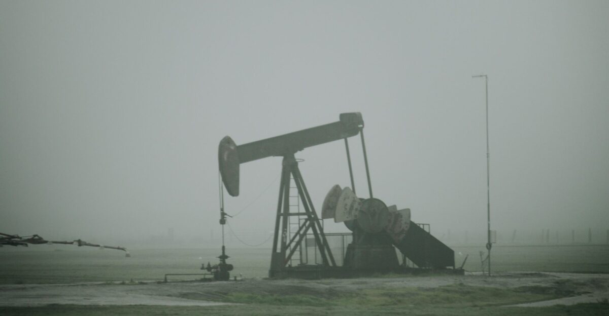 an oil pump in the middle of a field
