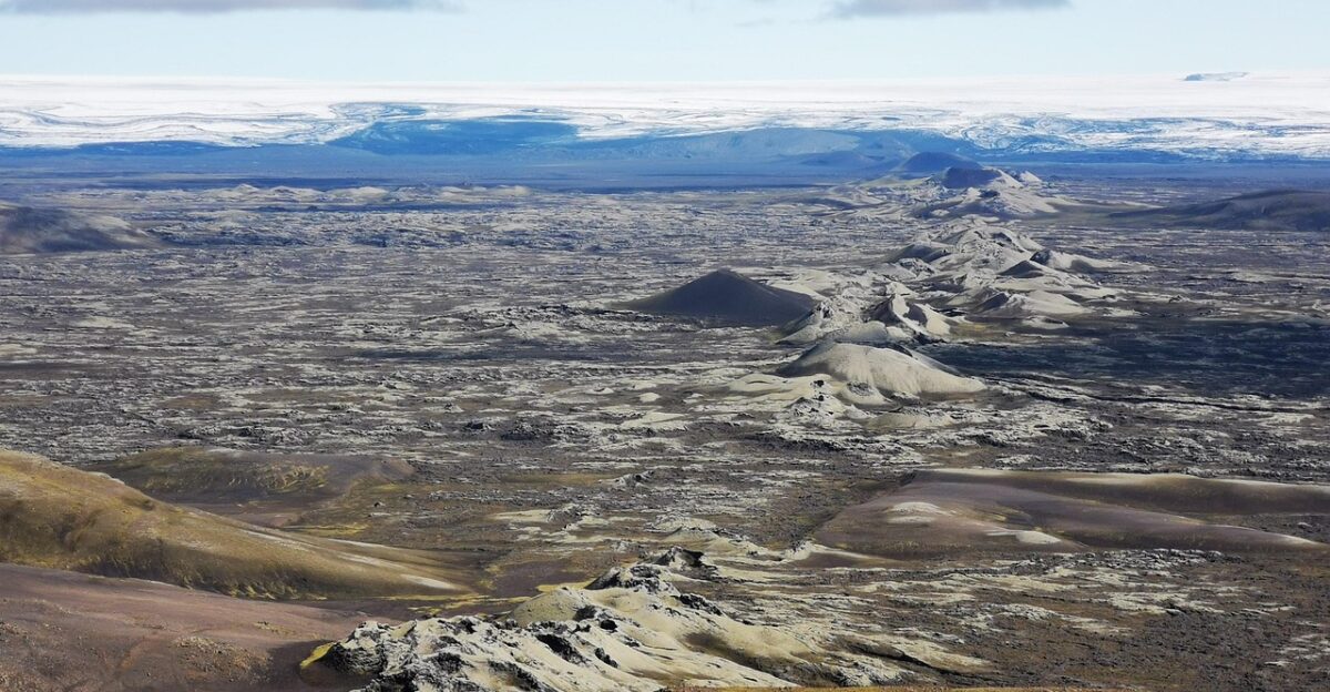 crater fissure nature earth s crust dorsal horizon iceland landscape mountain tectonic plate geology