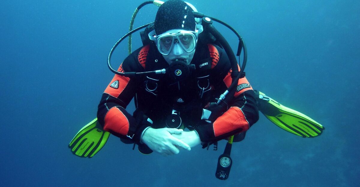 diver scuba divers dive underwater underwater world diving suit nature sea water breathing apparatus scuba diving air bubbles hover